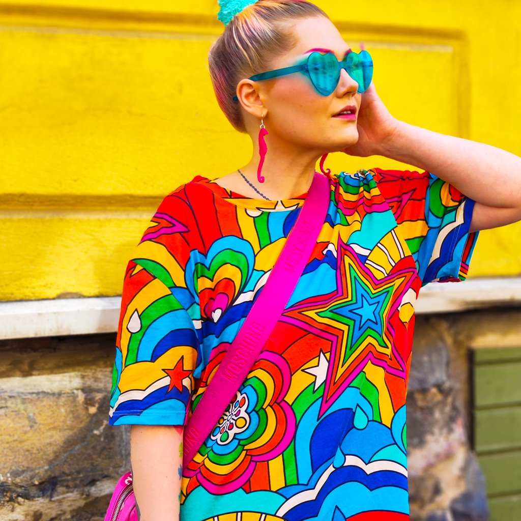Lady in a colorful organic cotton t-shirt with rainbows - RAINBOW RAVE.