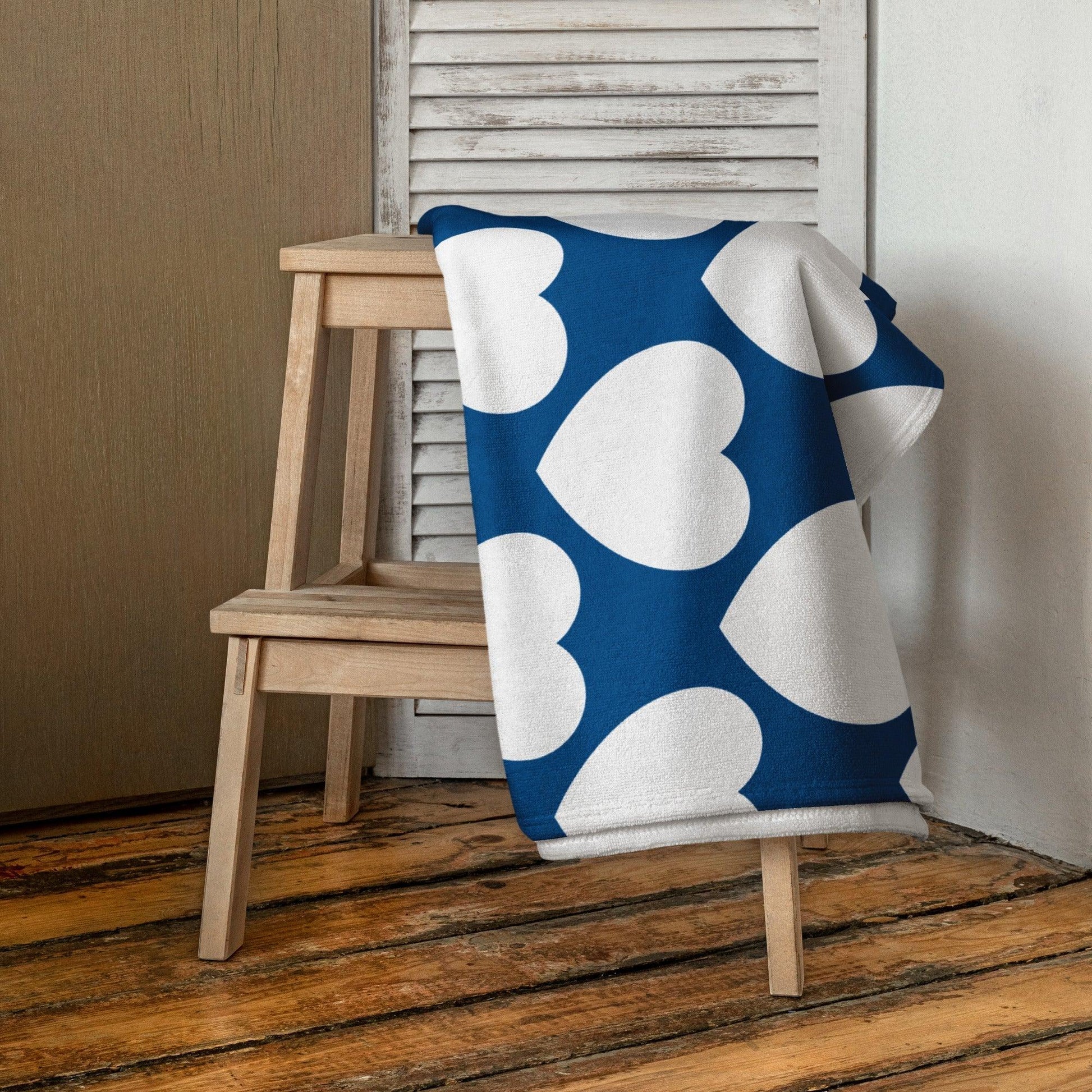 Towel - ELLIE LOVE fin - Bold Heart Print