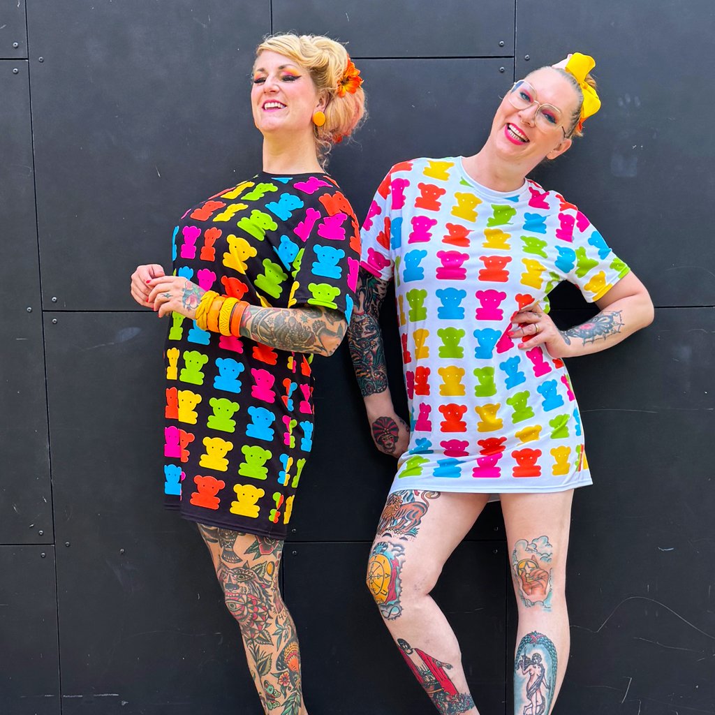 Two women wearing colorful t-shirt dresses by SHALMIAK. Design: SWEET TEDDY happy black & SWEET TEDDY happy white.