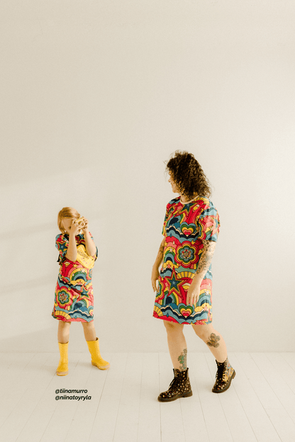 T-shirt dress - RAINBOW RAVE - Bold rainbow sky print